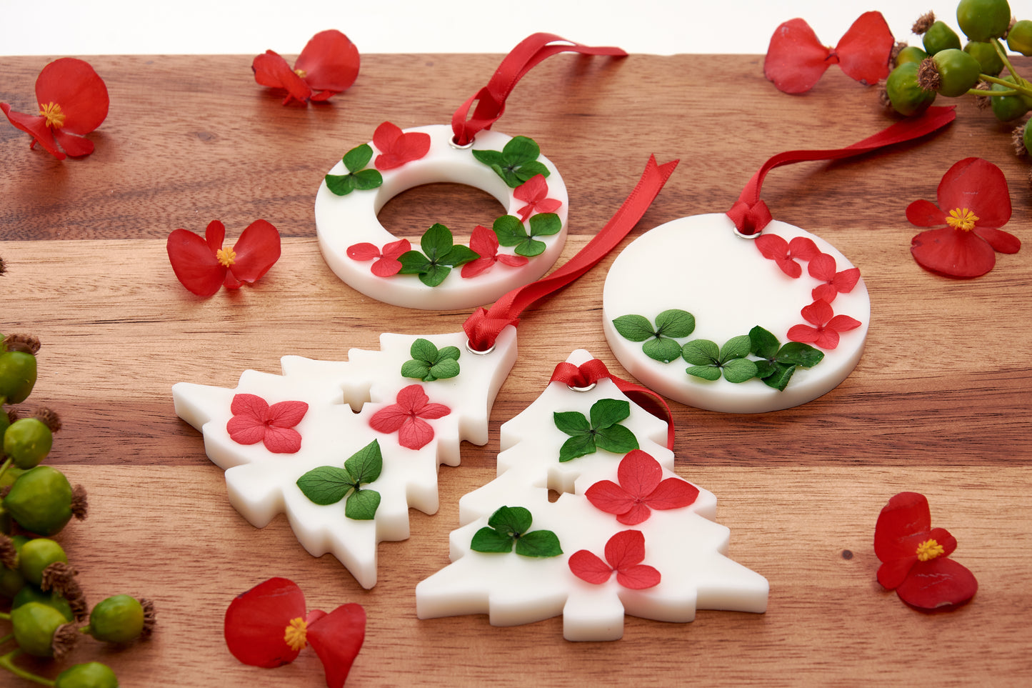 Hanging Soy Wax Sachets – Scented  Aroma Tablet – Wardrobe Fresheners – Festive Wax Ornaments ( Set of 2/4 in Box)