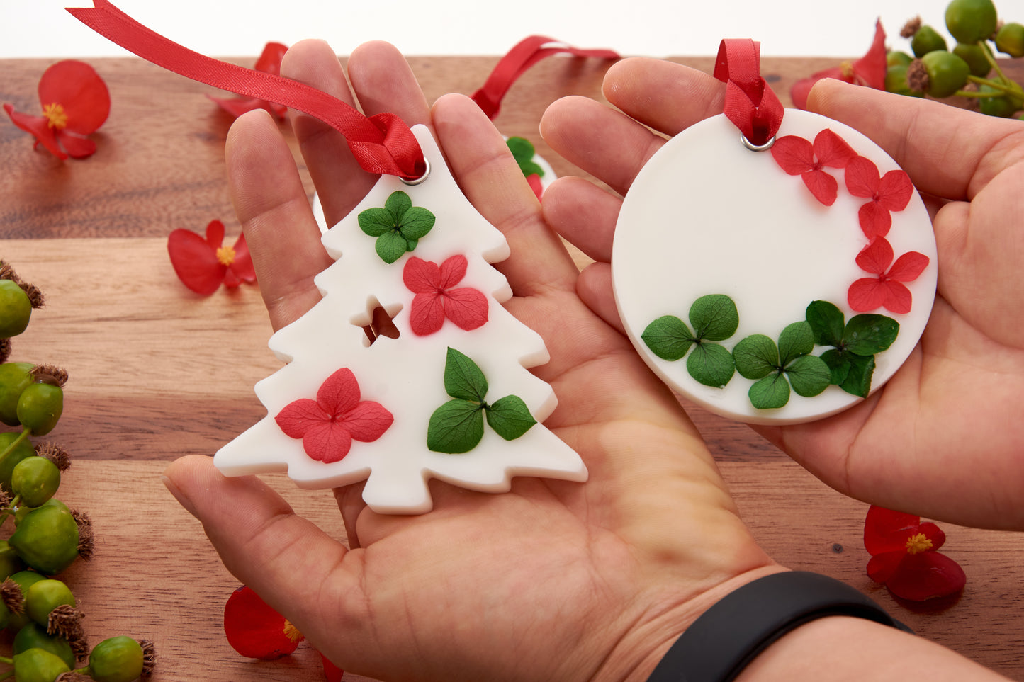 Hanging Soy Wax Sachets – Scented  Aroma Tablet – Wardrobe Fresheners – Festive Wax Ornaments ( Set of 2/4 in Box)