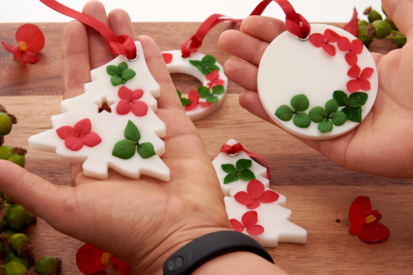 Hanging Soy Wax Sachets – Scented  Aroma Tablet – Wardrobe Fresheners – Festive Wax Ornaments ( Set of 2/4 in Box)