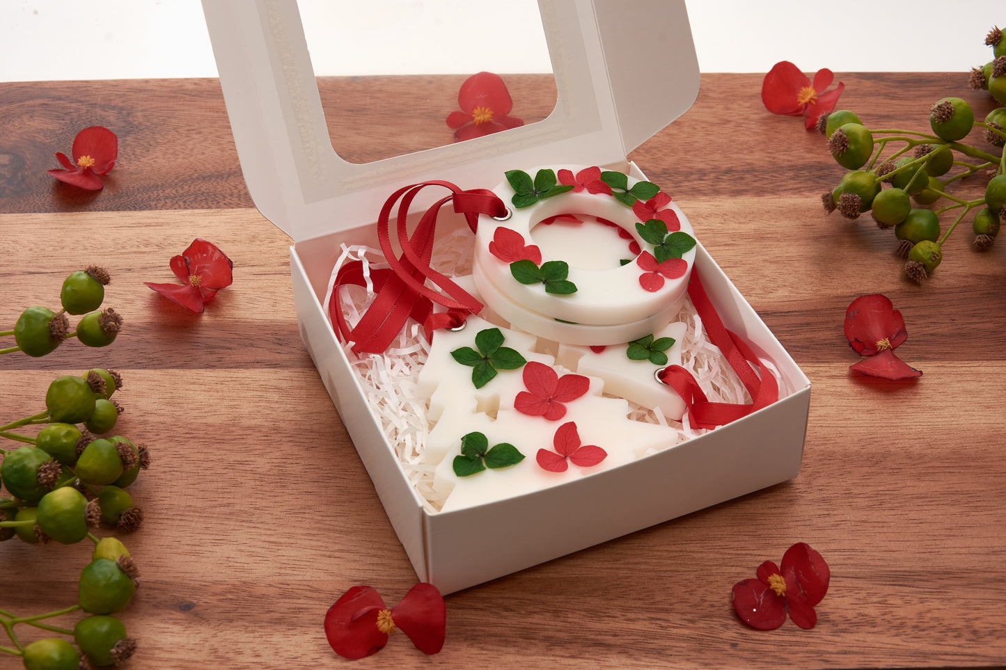 Hanging Soy Wax Sachets – Scented  Aroma Tablet – Wardrobe Fresheners – Festive Wax Ornaments ( Set of 2/4 in Box)