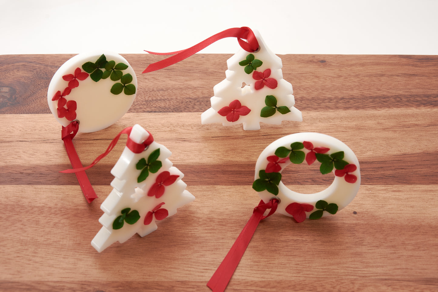 Hanging Soy Wax Sachets – Scented  Aroma Tablet – Wardrobe Fresheners – Festive Wax Ornaments ( Set of 2/4 in Box)